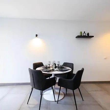 Modern 2 Bed Sea View Pool Access アデヘ