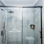 Апартаменти Modern 2 Bed Sea View Pool Access