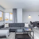 Modern 2 Bed Sea View Pool Access