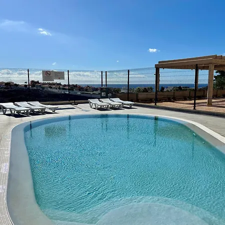 Modern 2 Bed Sea View Pool Access * Адехе