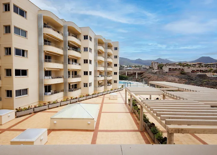 Апартаменты Modern 2 Bed Sea View Pool Access *