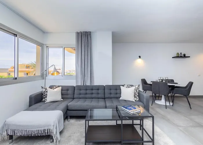 Modern 2 Bed Sea View Pool Access