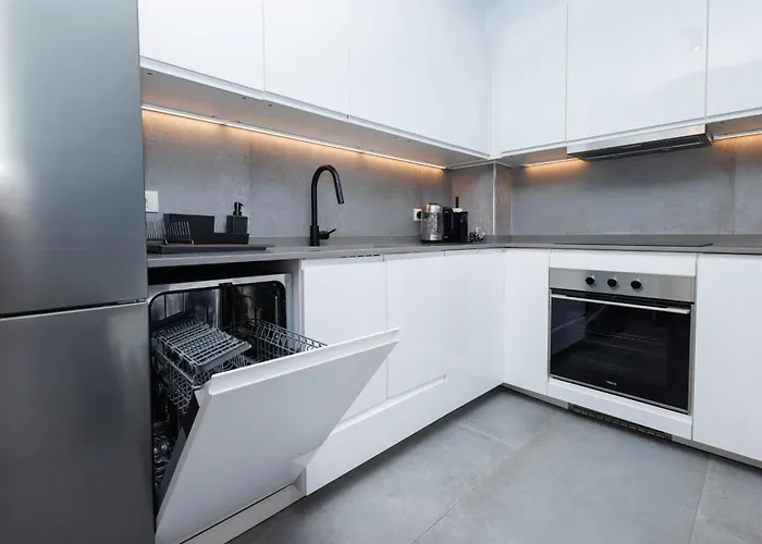 Апартаменты Modern 2 Bed Sea View Pool Access Адехе