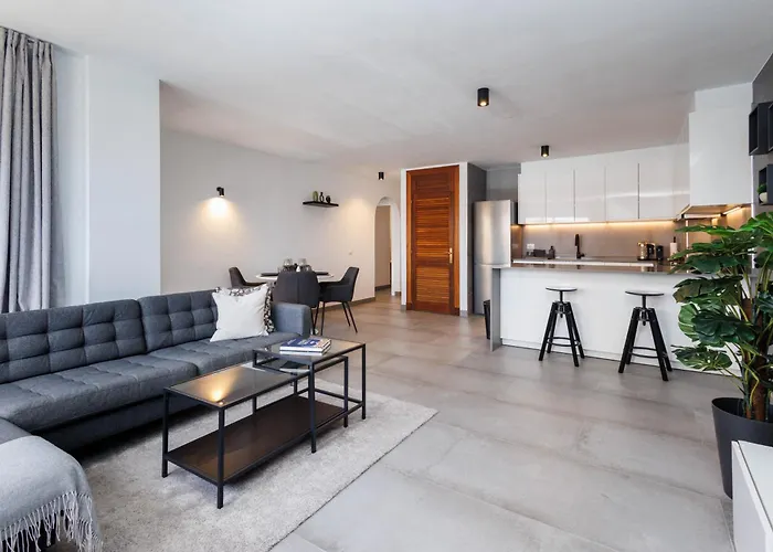 Апартаменты Modern 2 Bed Sea View Pool Access