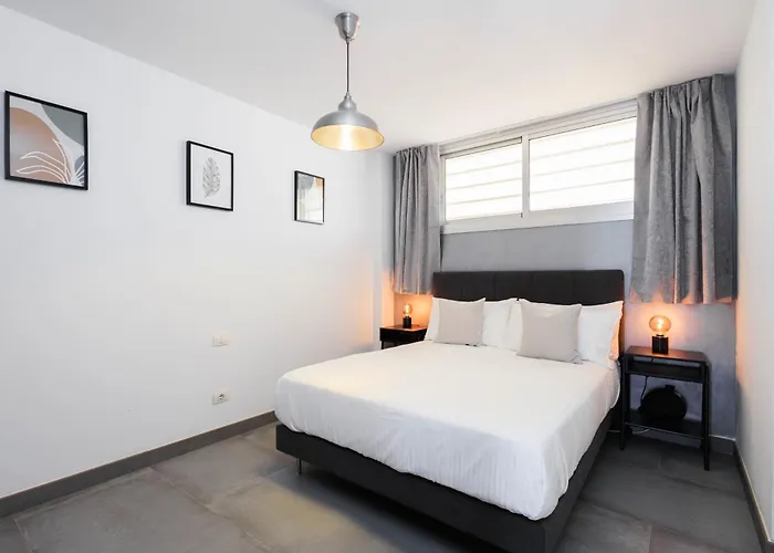 Modern 2 Bed Sea View Pool Access * Адехе