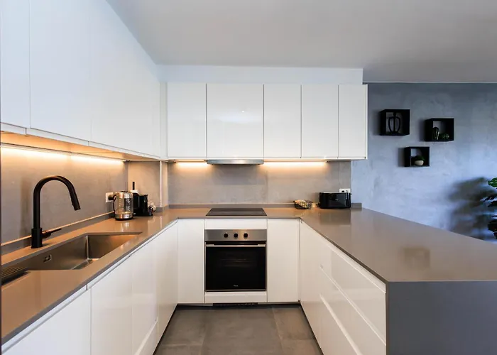 Апартаменты Modern 2 Bed Sea View Pool Access *