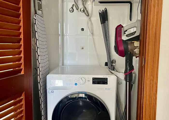 Modern 2 Bed Sea View Pool Access Apartment *